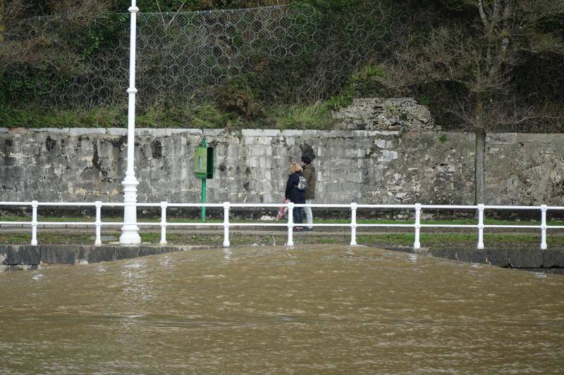 El paso de la borrasca 'Cecilia' por el Cantábrico ha dejado esta noche en Asturias fuertes rachas de viento y abundante lluvia