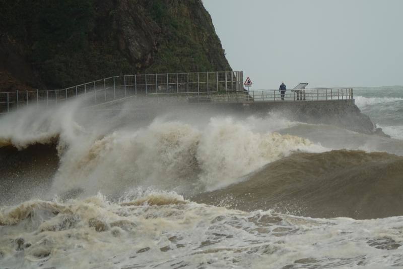 El paso de la borrasca 'Cecilia' por el Cantábrico ha dejado esta noche en Asturias fuertes rachas de viento y abundante lluvia