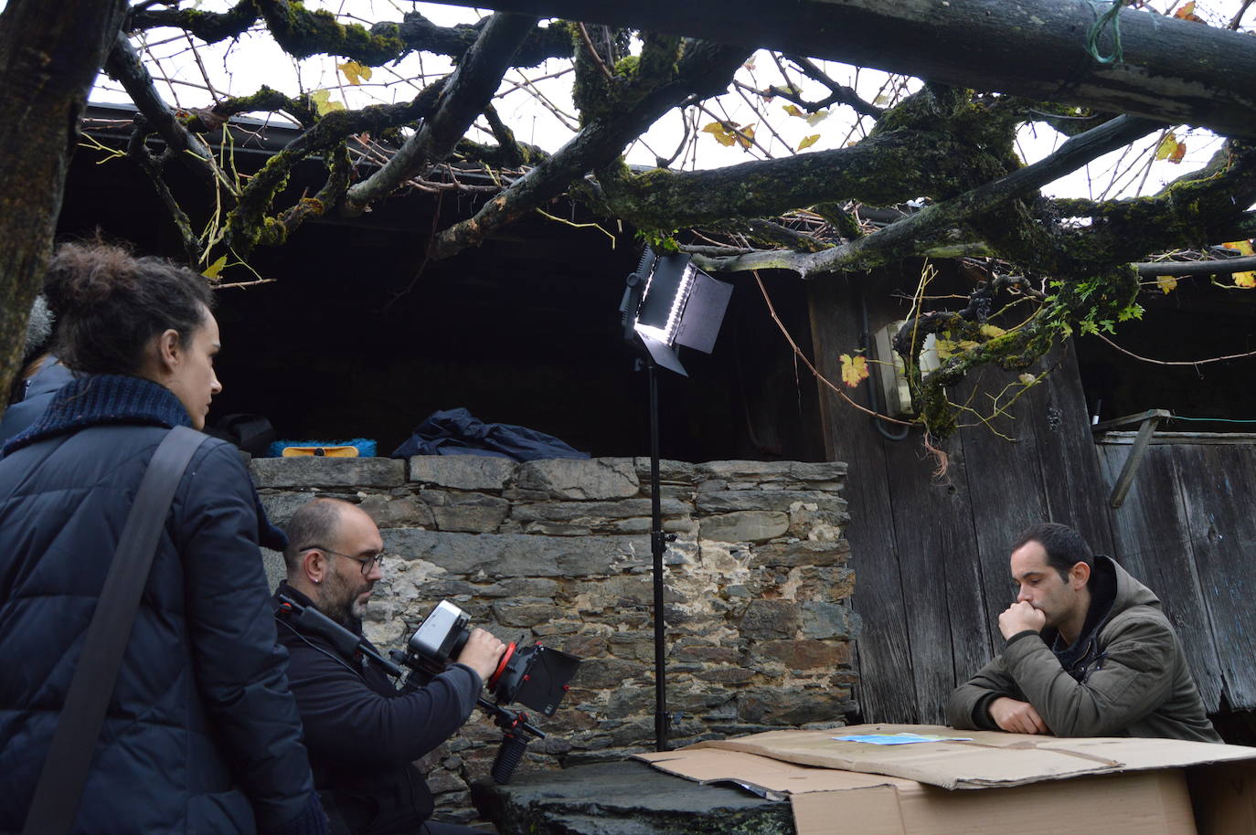 El director gallego, Adrián G. Bermúdez regresa a la aldea familiar de San Román, en Ibias, para rodar su primer cortometraje, 'Ollar o monte verde' (Mirar el monte verde). 