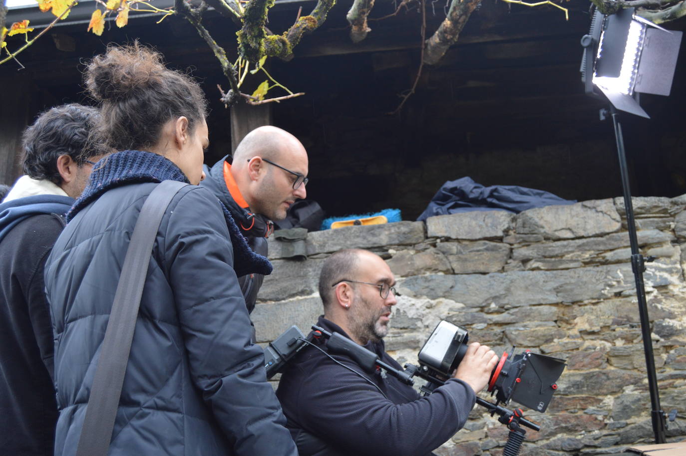 El director gallego, Adrián G. Bermúdez regresa a la aldea familiar de San Román, en Ibias, para rodar su primer cortometraje, 'Ollar o monte verde' (Mirar el monte verde). 