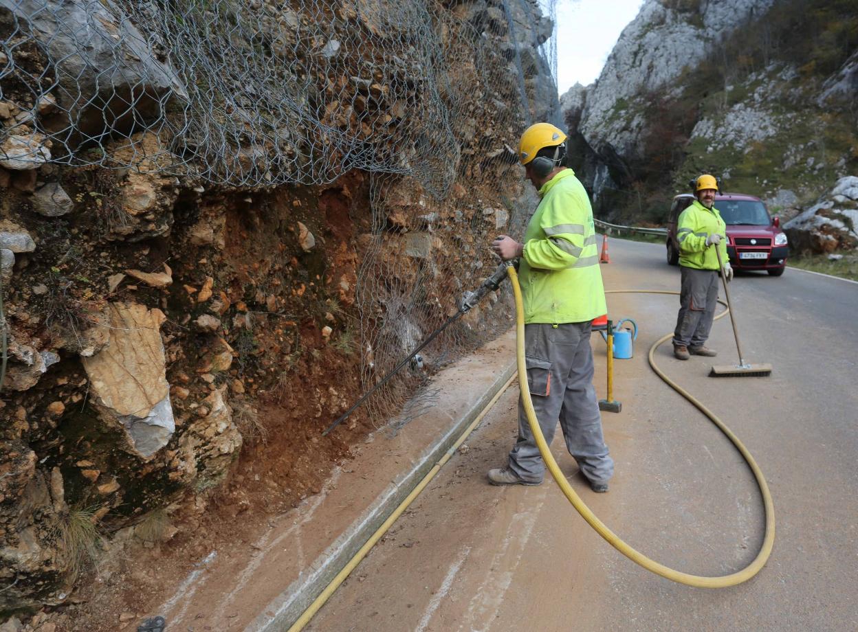 Obras de conservación en la carretera de Sotres. 