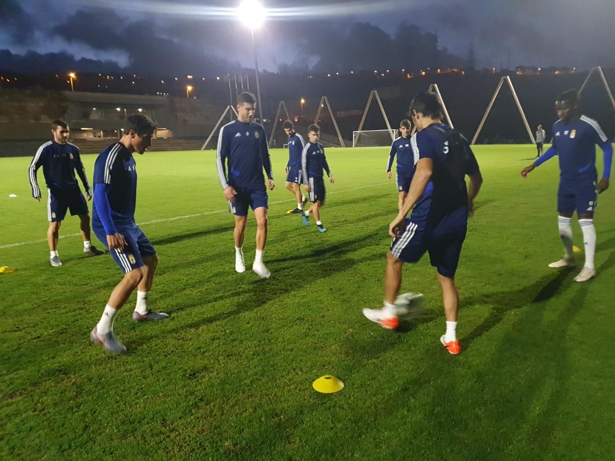 Christian Fernández, Javi Fernández y Arribas, de espaldas, durante la sesión de ayer en las instalaciones 'amarillas'. 