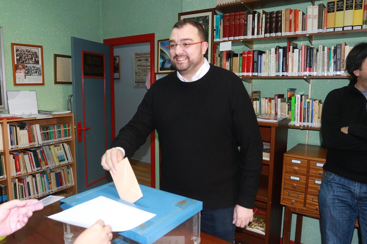 Adrián Barbón emitió su voto en la sede socialista de Laviana. 