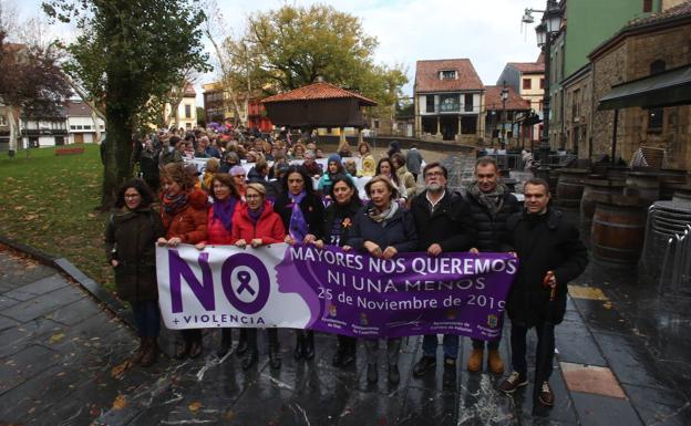 Avilés. Los alcaldes de Avilés, Castrillón, Corvera, Gozón e Illas encabezaron la caminata en la que participaron unas mil personas. :: omar antuña