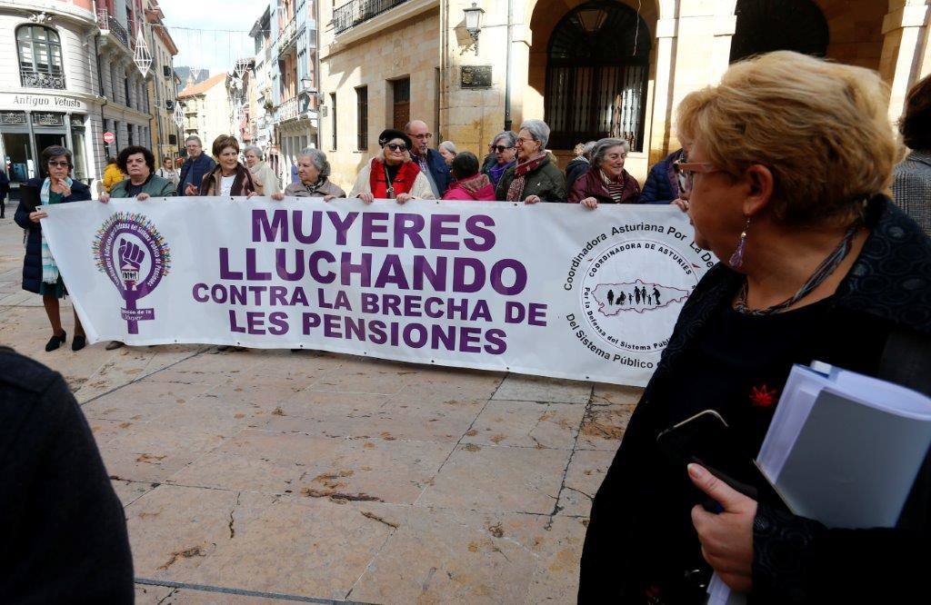 Numerosas localidades asturianas se han sumado hoy a los actos del 25-N, para expresa su repulsa ante los crímenes de la violencia machista. 