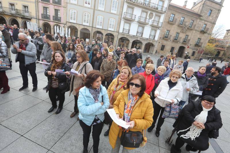 Numerosas localidades asturianas se han sumado hoy a los actos del 25-N, para expresa su repulsa ante los crímenes de la violencia machista. 