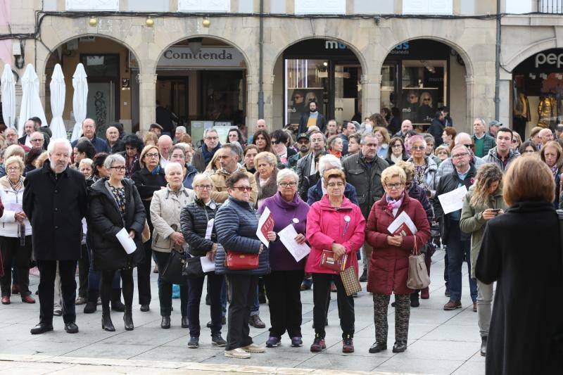 Numerosas localidades asturianas se han sumado hoy a los actos del 25-N, para expresa su repulsa ante los crímenes de la violencia machista. 