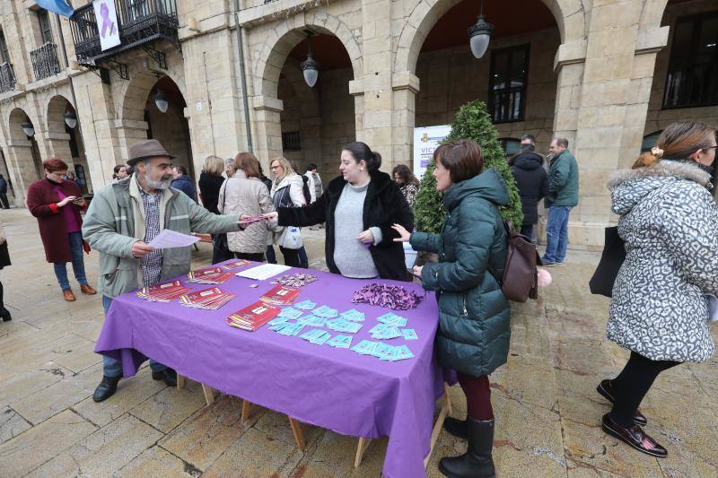 Numerosas localidades asturianas se han sumado hoy a los actos del 25-N, para expresa su repulsa ante los crímenes de la violencia machista. 