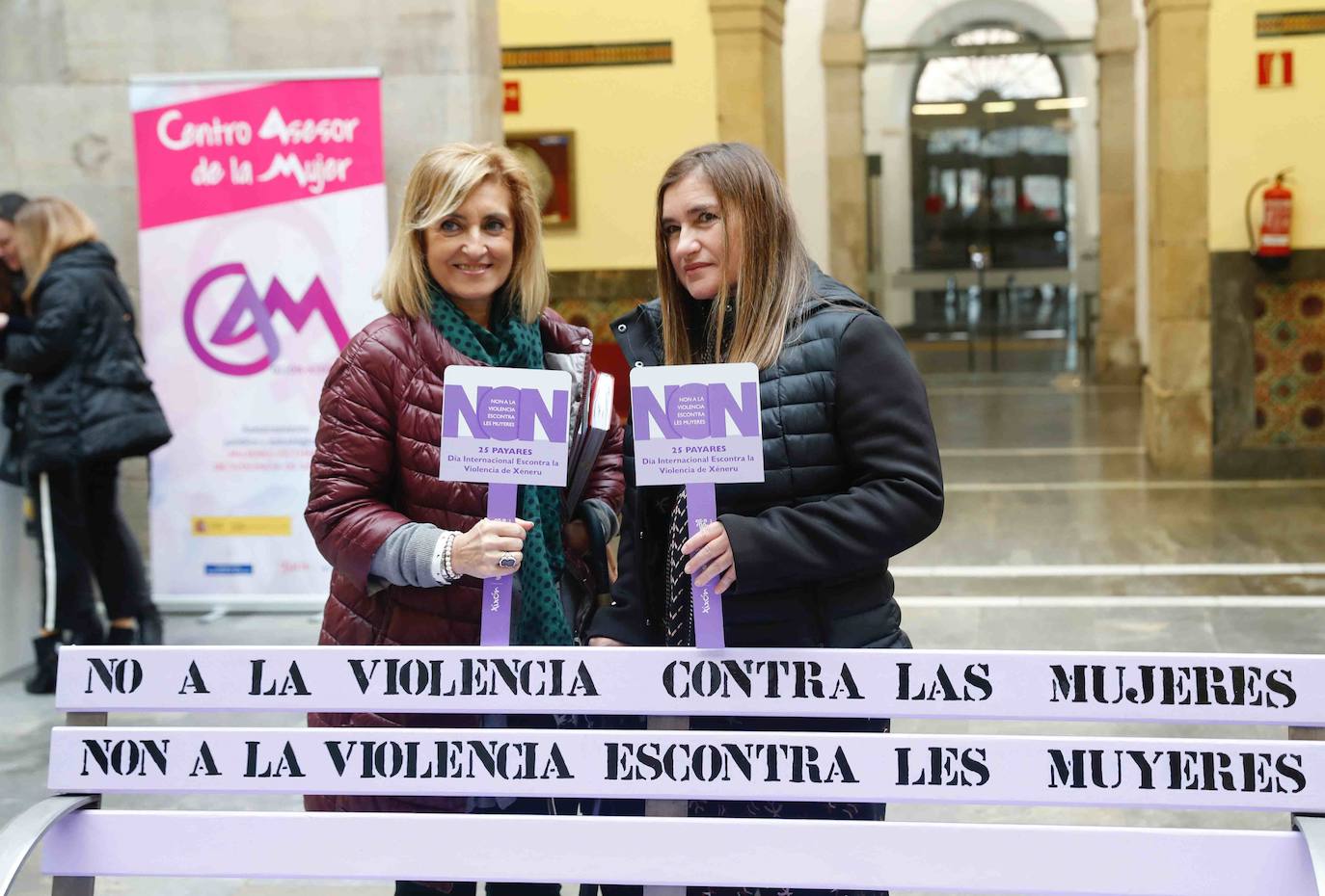 Numerosas localidades asturianas se han sumado hoy a los actos del 25-N, para expresa su repulsa ante los crímenes de la violencia machista. 