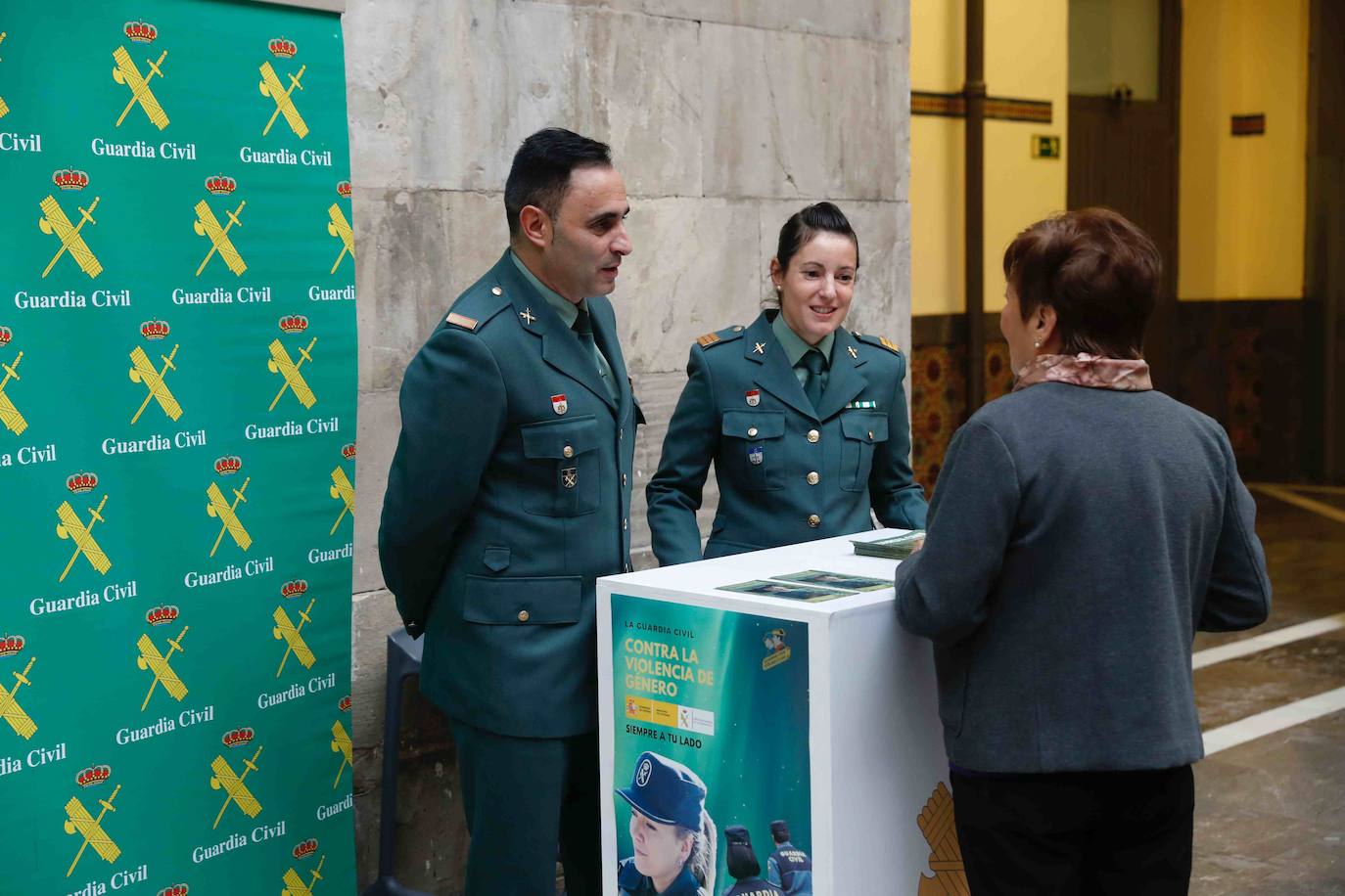 Numerosas localidades asturianas se han sumado hoy a los actos del 25-N, para expresa su repulsa ante los crímenes de la violencia machista. 