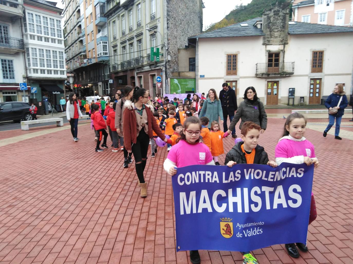 Numerosas localidades asturianas se han sumado hoy a los actos del 25-N, para expresa su repulsa ante los crímenes de la violencia machista. 