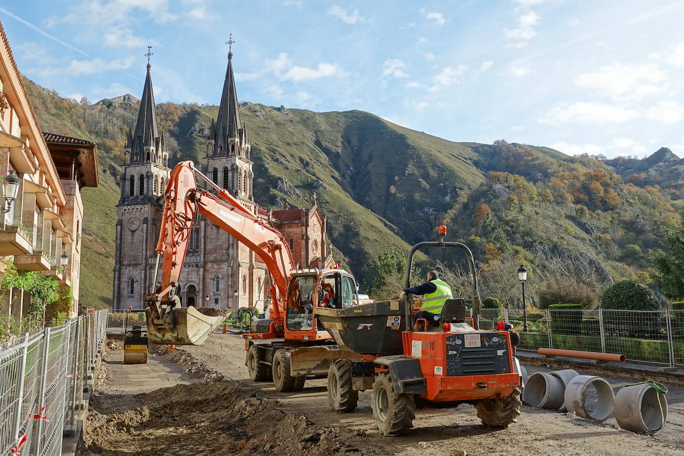 Las obras se centran en la reparación de la explanada para renovar las canalizaciones y el asfalto del entorno de Covadonga. 