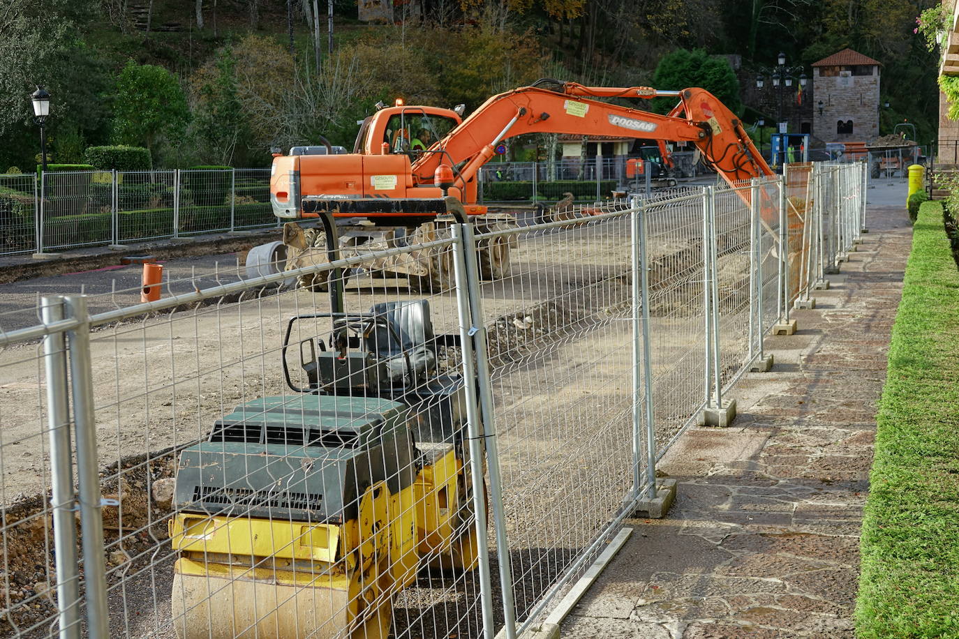 Las obras se centran en la reparación de la explanada para renovar las canalizaciones y el asfalto del entorno de Covadonga. 