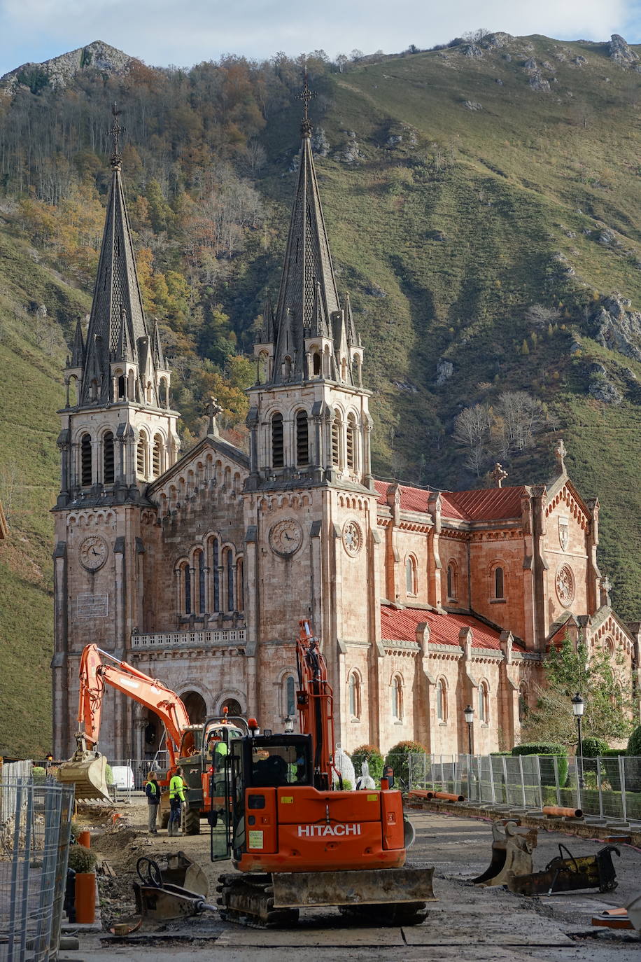 Las obras se centran en la reparación de la explanada para renovar las canalizaciones y el asfalto del entorno de Covadonga. 