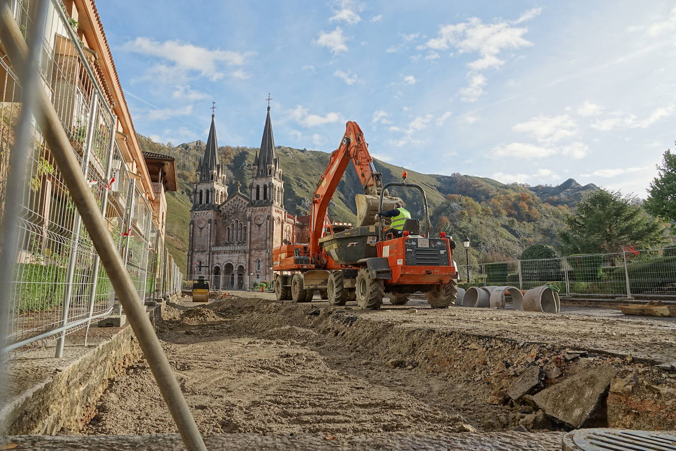 Las obras se centran en la reparación de la explanada para renovar las canalizaciones y el asfalto del entorno de Covadonga. 