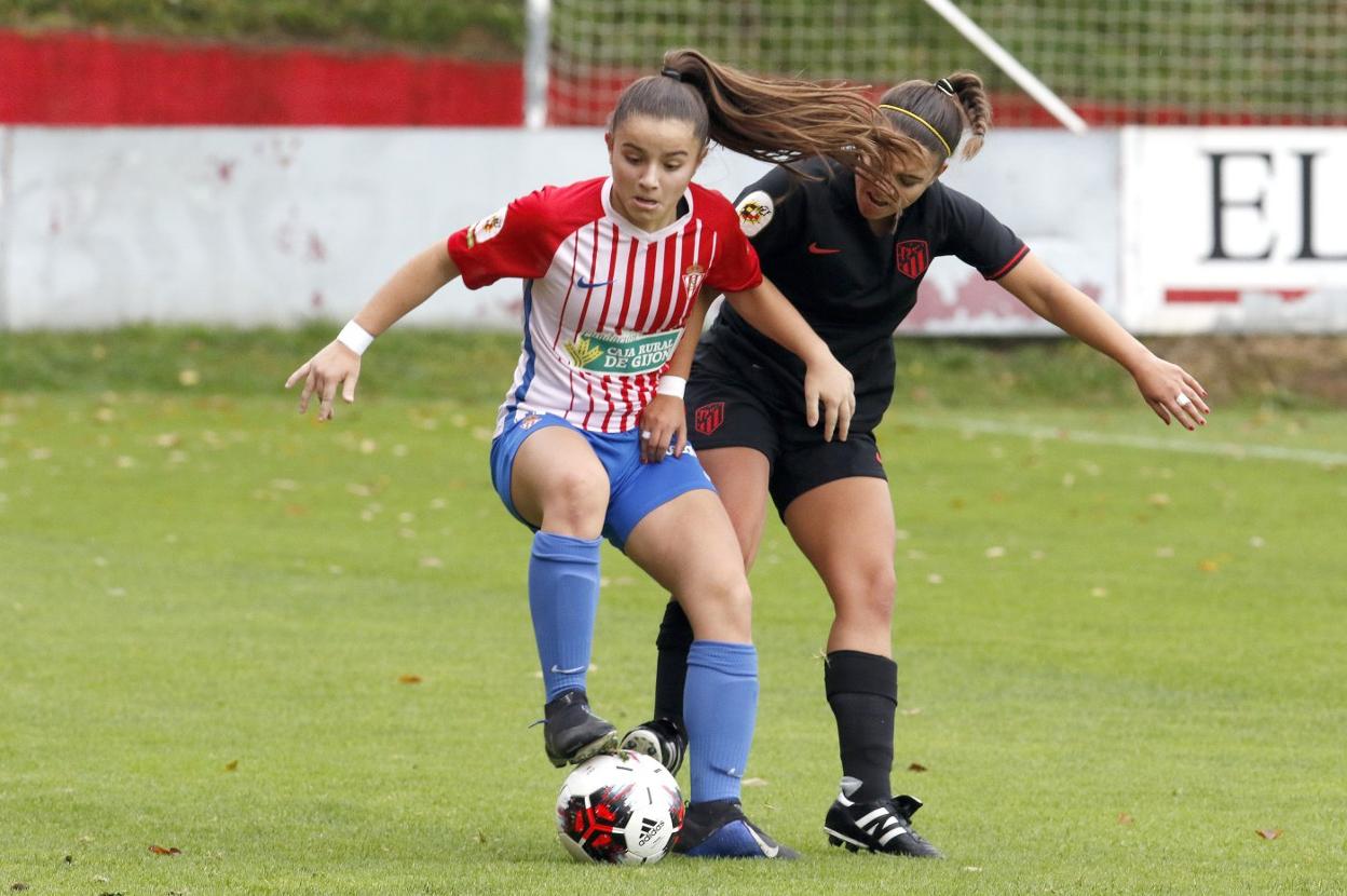 La rojiblanca Noelia, presionada por una jugadora atlética. 