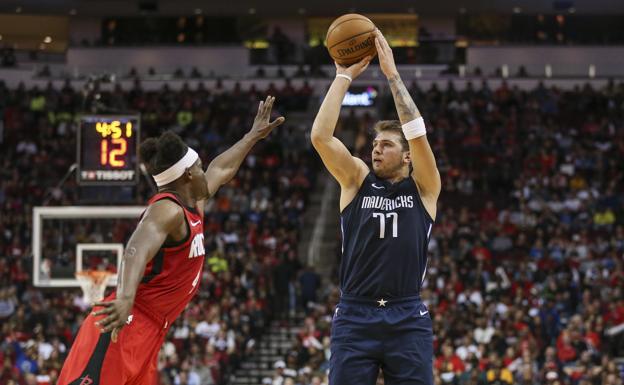 Luka Doncic lanza ante Danuel House Jr. (Houston Rockets) en el Toyota Center