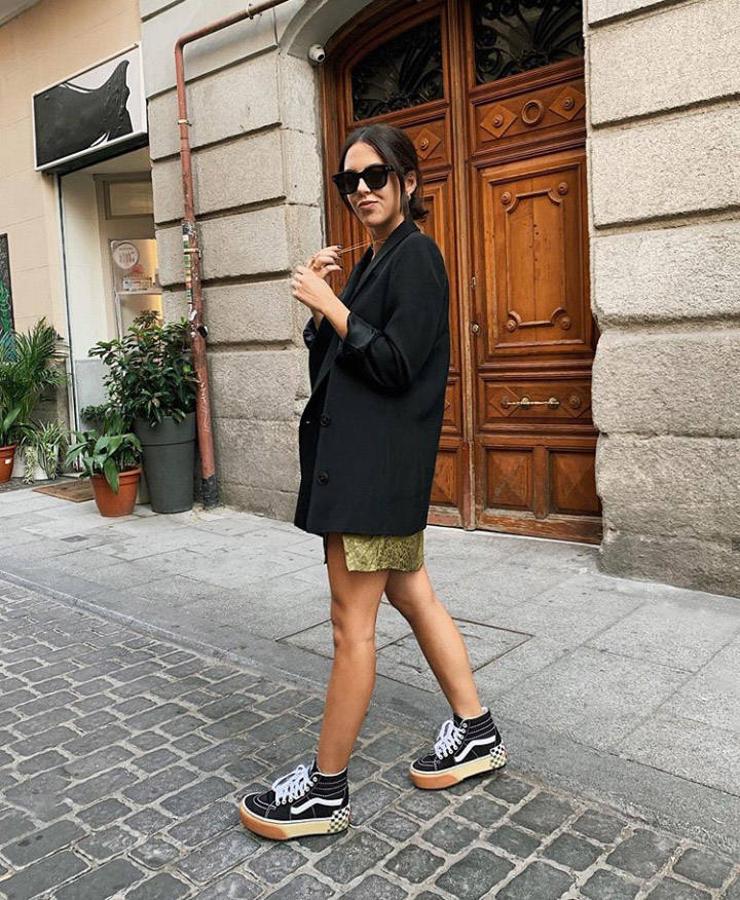 Ir a la última no está reñido con la comodidad y la evidencia de ello es que este otoño las zapatillas de hacer deporte y las míticas Converse están siendo las grandes protagonistas de la mayoría de looks. Y no nos extraña porque, además de cómodas, son fáciles de combinar y son la versatilidad personificada. De hecho, podrás llevarlas a la oficina, para una salir a tomar algo, para un look de diario más informal e incluso para un evento... Todo depende del look en el que las incluyas. Aquí te proponemos las ideas más inspiradoras con las que los rostros más conocidos de las redes sociales nos han conquistado esta temporada ¿Te apuntas a llevarlas?