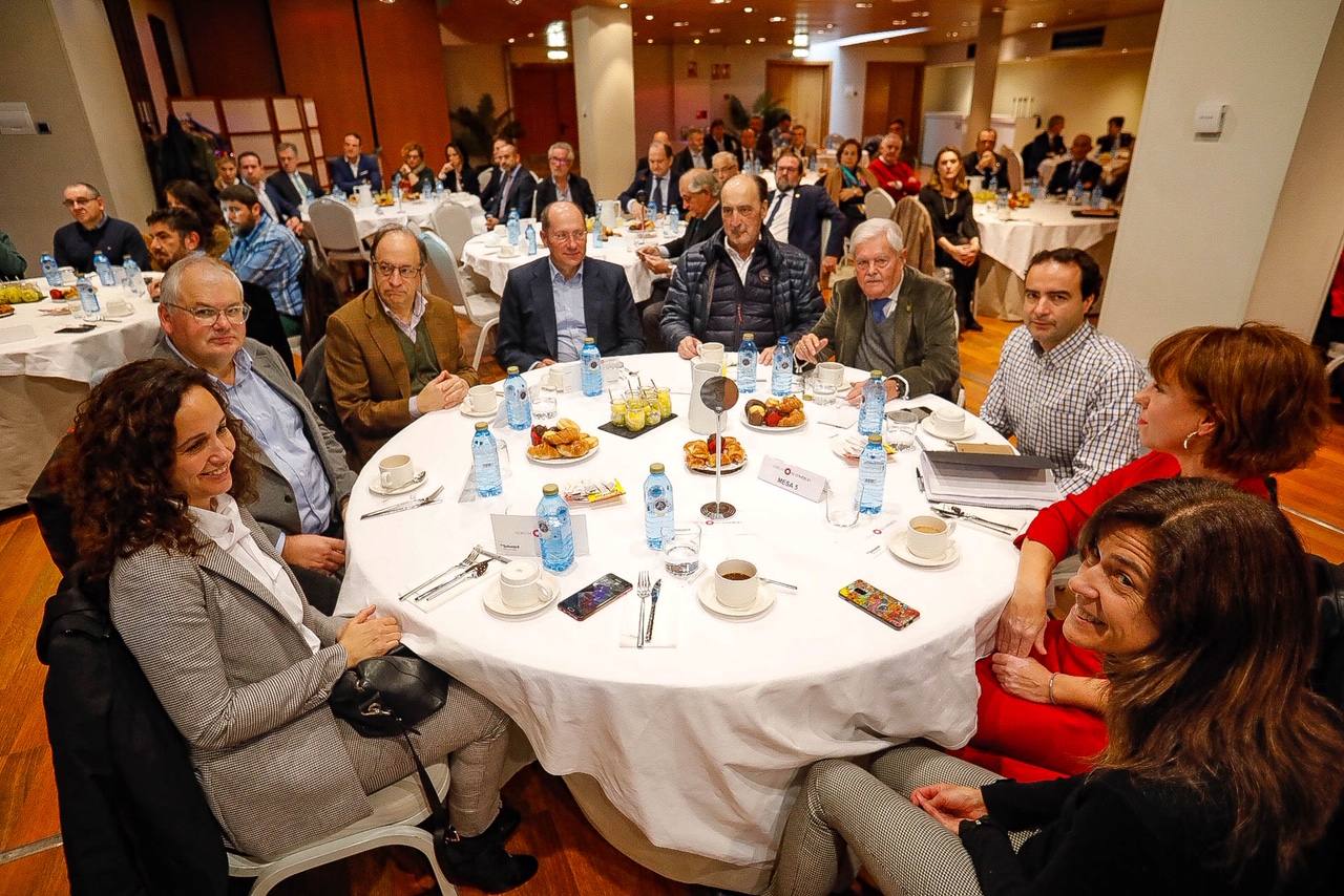 La presidenta de Adif, Isabel Pardo de Vera, ha analizado en el Fórum EL COMERCIO el presente y futuro de las infraestructuras ferroviarias de Asturias.