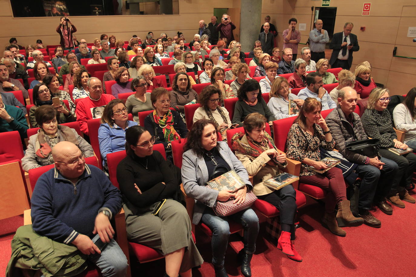 El cantautor asturiano habla en la obra de sus experiencias con la gastronomía