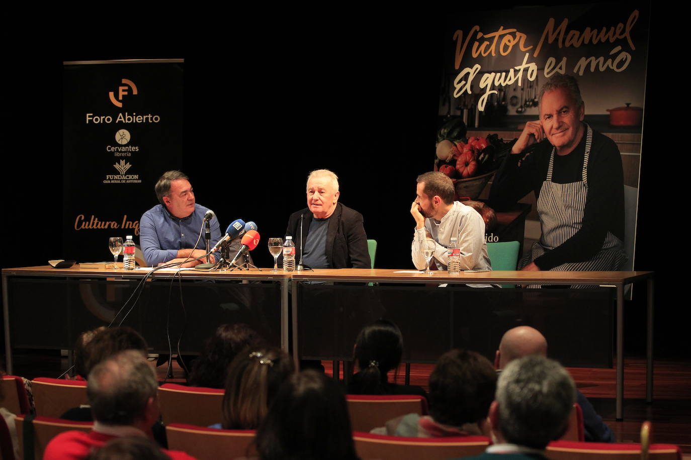 El cantautor asturiano habla en la obra de sus experiencias con la gastronomía