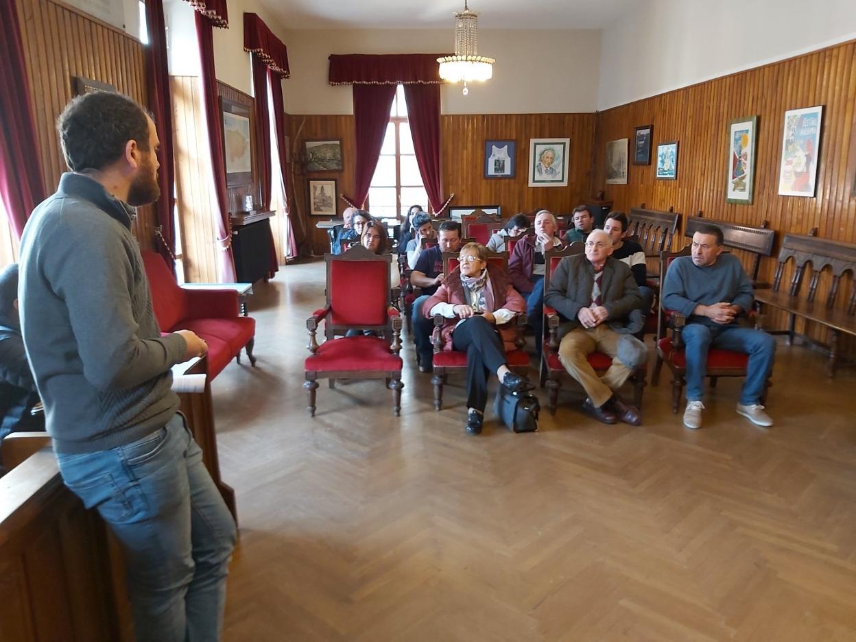 El alcalde, Iván Allende, con los ganaderos piloñeses. 