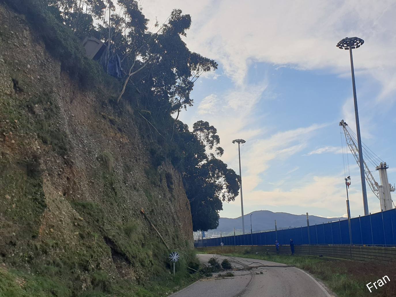 El camión volcó al salirse de la vía