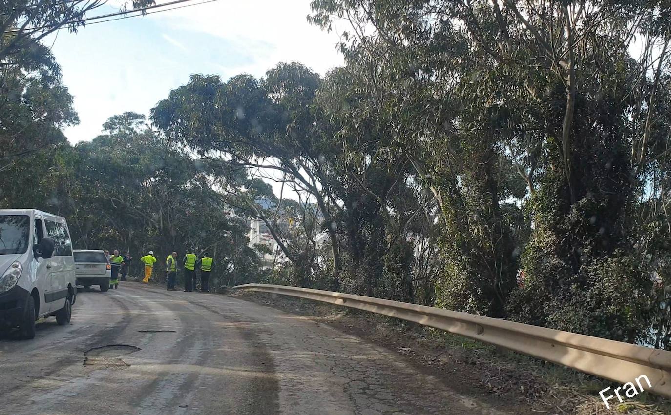 El camión volcó al salirse de la vía