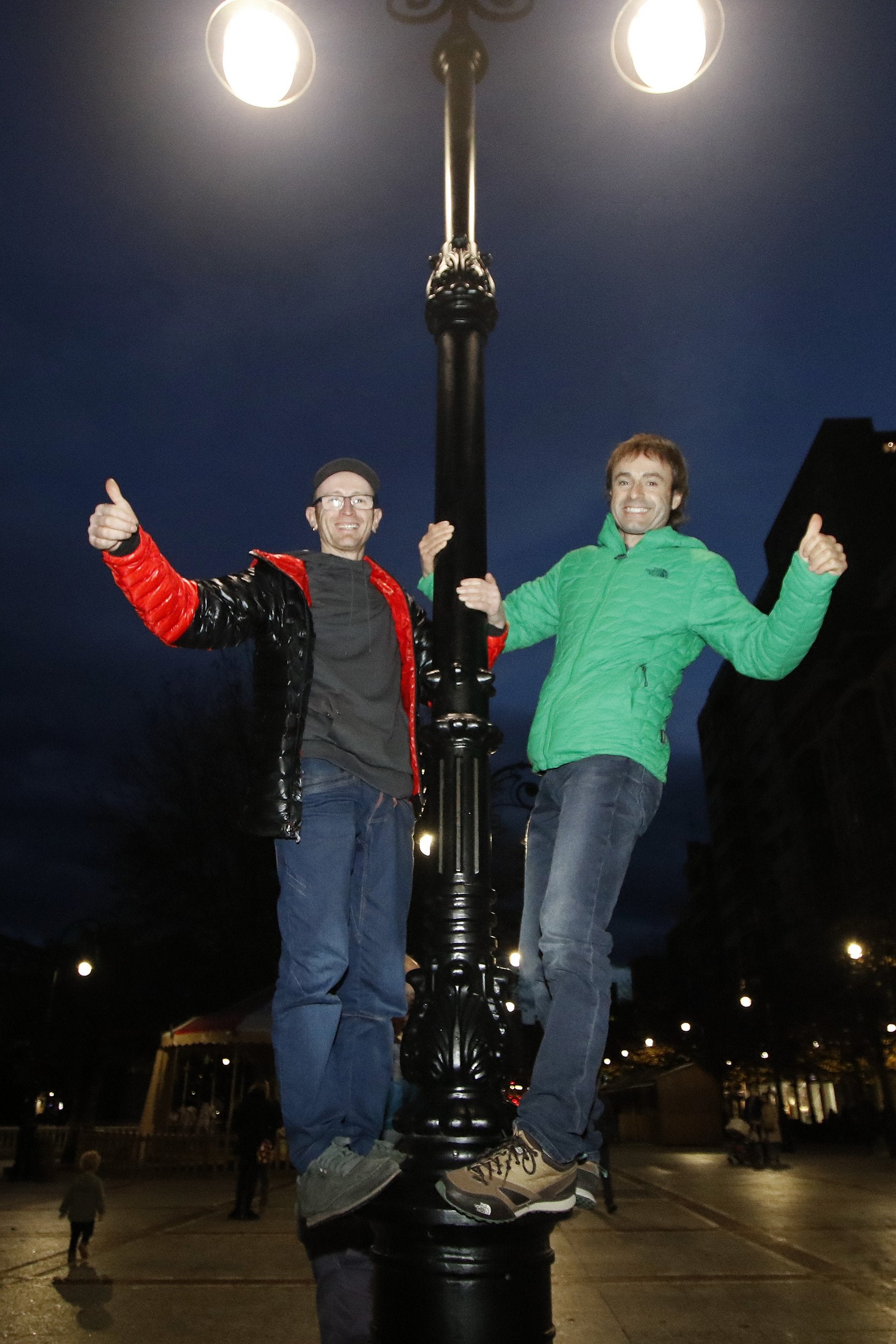 Iker y Eneko Pou, subidos a una farola en el paseo de Begoña. 