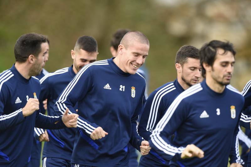 Los jugadores del Real Oviedo han entrenado este miércoles para preparar el encuentro del próximo domingo contra el Rayo Vallecano. 