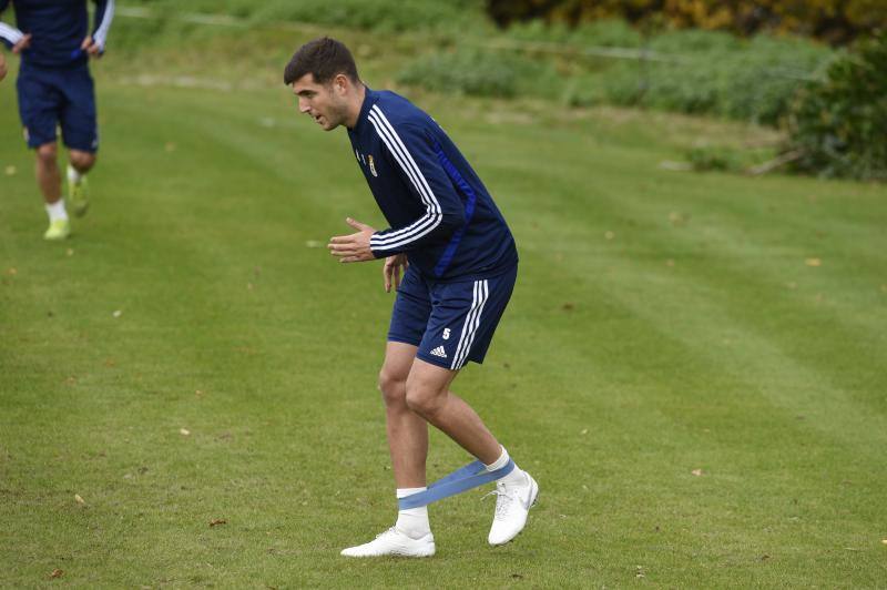 Los jugadores del Real Oviedo han entrenado este miércoles para preparar el encuentro del próximo domingo contra el Rayo Vallecano. 
