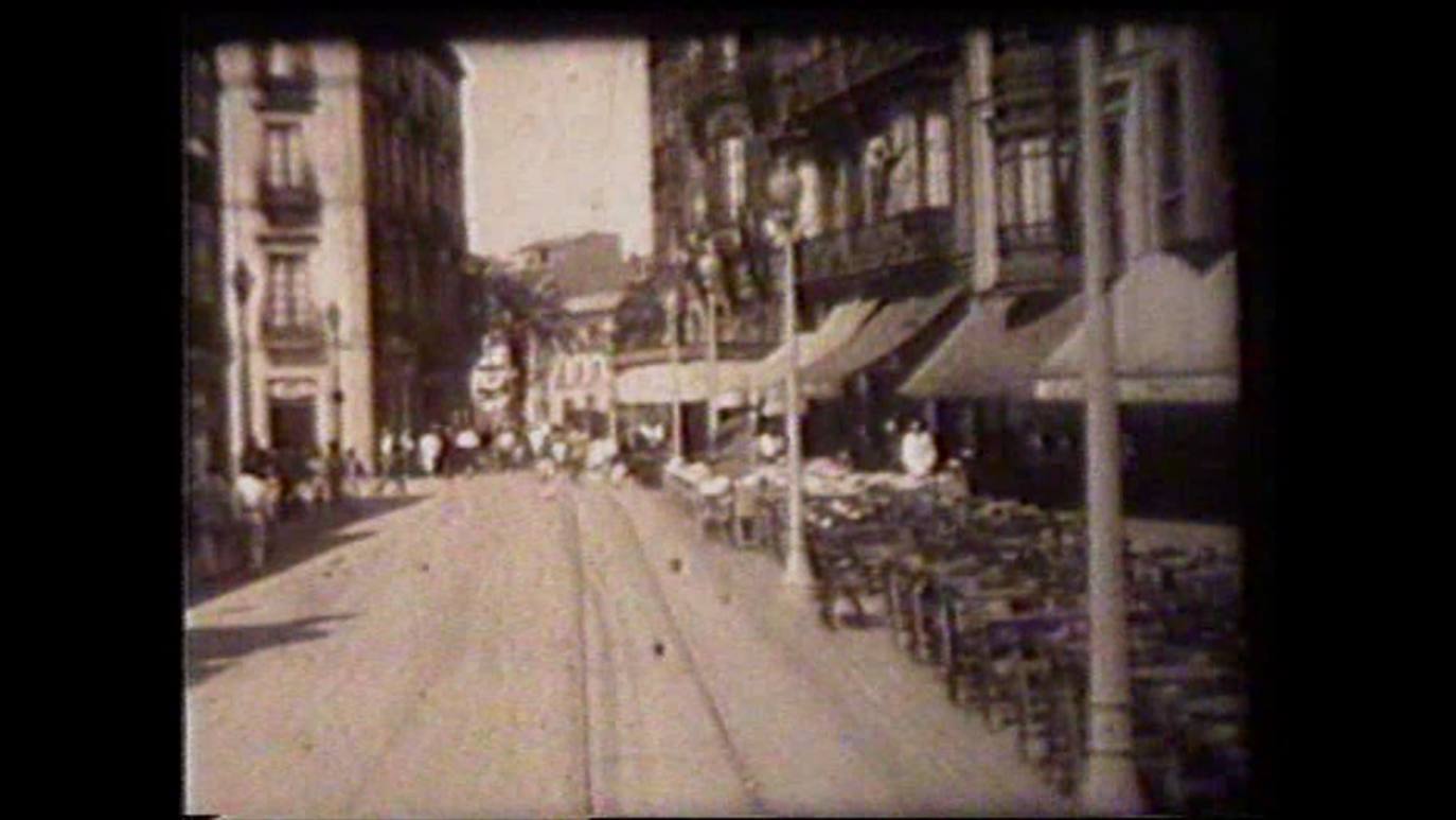 Son pocas las imágenes en movimiento que se conservan del Gijón de los años 20 del siglo pasado. El cineasta asturianos Javier Gutiérrez, tras bucear en los archivos del Museo del Pueblo de Asturias, ha conseguido una grabación de doce horas, que ha dejado en 24 minutos y que se presenta como película, 'Gijón 20'. Esta proyección musicalizada abre este jueves el Live Music Zinema.