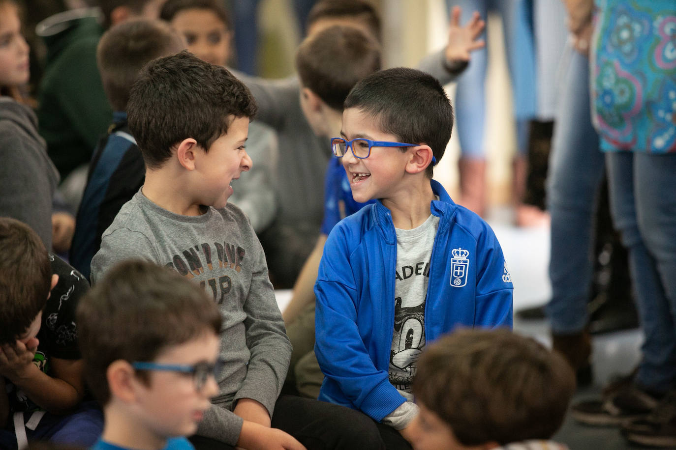 Los alumnos y alumnas del CP El Carbayu (Lugones) llenaron una de sus aulas ataviados de camisetas y bufandas del Real Oviedo para recibir a sus ídolos del primer equipo, los mediocentros Lolo y Sergio Tejera, y a las referentes del femenino, Henar Muiña y Gloria Villamayor. Los aficionados más jóvenes arrancaron las sonrisas y confidencias de los futbolistas en una semana que no ha sido buena para ninguno de los dos equipos. 
