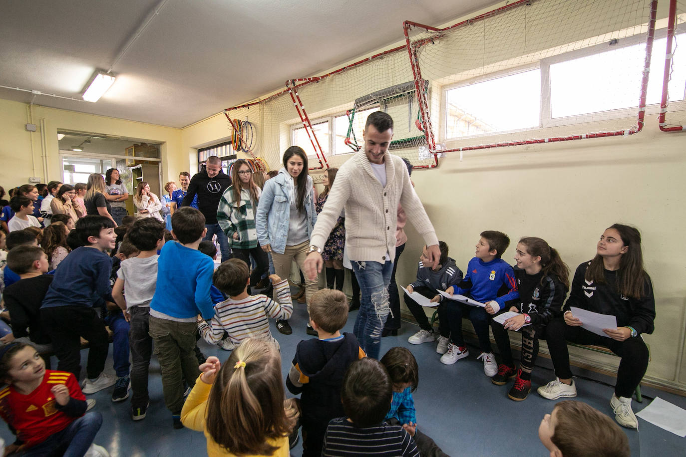 Los alumnos y alumnas del CP El Carbayu (Lugones) llenaron una de sus aulas ataviados de camisetas y bufandas del Real Oviedo para recibir a sus ídolos del primer equipo, los mediocentros Lolo y Sergio Tejera, y a las referentes del femenino, Henar Muiña y Gloria Villamayor. Los aficionados más jóvenes arrancaron las sonrisas y confidencias de los futbolistas en una semana que no ha sido buena para ninguno de los dos equipos. 