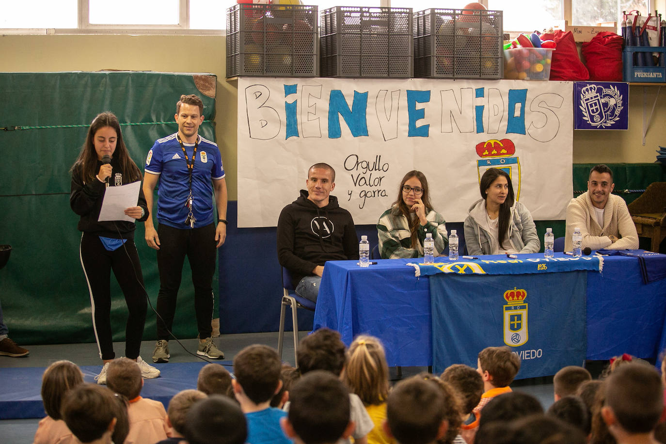 Los alumnos y alumnas del CP El Carbayu (Lugones) llenaron una de sus aulas ataviados de camisetas y bufandas del Real Oviedo para recibir a sus ídolos del primer equipo, los mediocentros Lolo y Sergio Tejera, y a las referentes del femenino, Henar Muiña y Gloria Villamayor. Los aficionados más jóvenes arrancaron las sonrisas y confidencias de los futbolistas en una semana que no ha sido buena para ninguno de los dos equipos. 