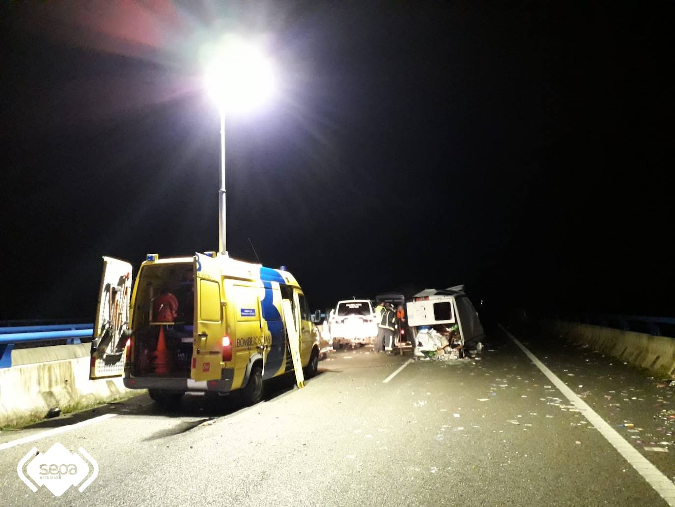 Cinco personas, entre ellas un niño de seis años, han resultado heridas de diversa consideración en un accidente registrado en la autovía del Cantábrico a la altura del concejo de Lllanes. En el suceso se vieron implicados un todoterreno y una furgoneta. La A8 permaneció cortada más de tre horas a causa del siniestro.