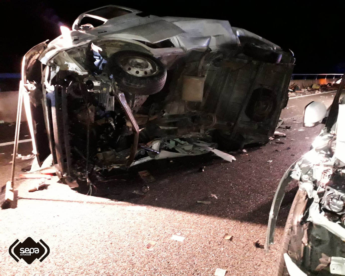 Cinco personas, entre ellas un niño de seis años, han resultado heridas de diversa consideración en un accidente registrado en la autovía del Cantábrico a la altura del concejo de Lllanes. En el suceso se vieron implicados un todoterreno y una furgoneta. La A8 permaneció cortada más de tre horas a causa del siniestro.