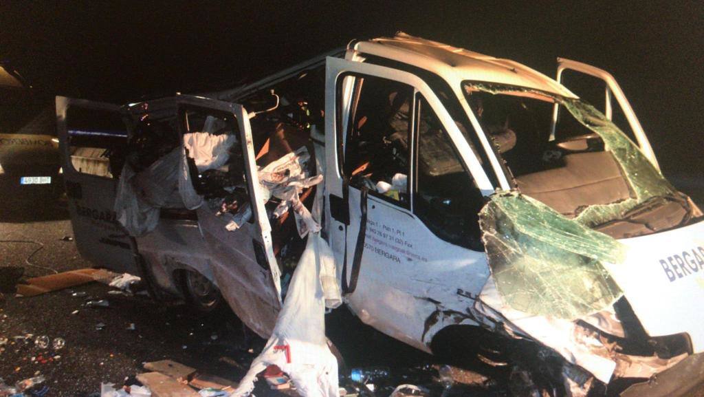 Cinco personas, entre ellas un niño de seis años, han resultado heridas de diversa consideración en un accidente registrado en la autovía del Cantábrico a la altura del concejo de Lllanes. En el suceso se vieron implicados un todoterreno y una furgoneta. La A8 permaneció cortada más de tre horas a causa del siniestro.