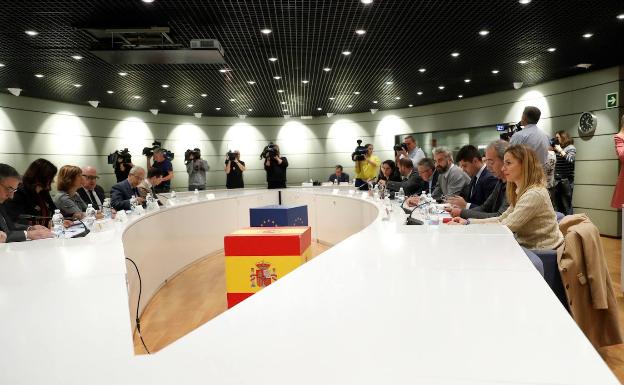 Representantes del Ministerio de Trabajo y CSD con la patronal y sindicatos en una reunión antes de la huelga del fútbol femenino. 