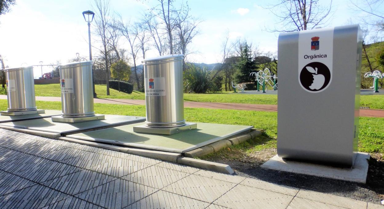 Varios contenedores de basura en el concejo de Llanera, que incluye el de residuos orgánicos. 