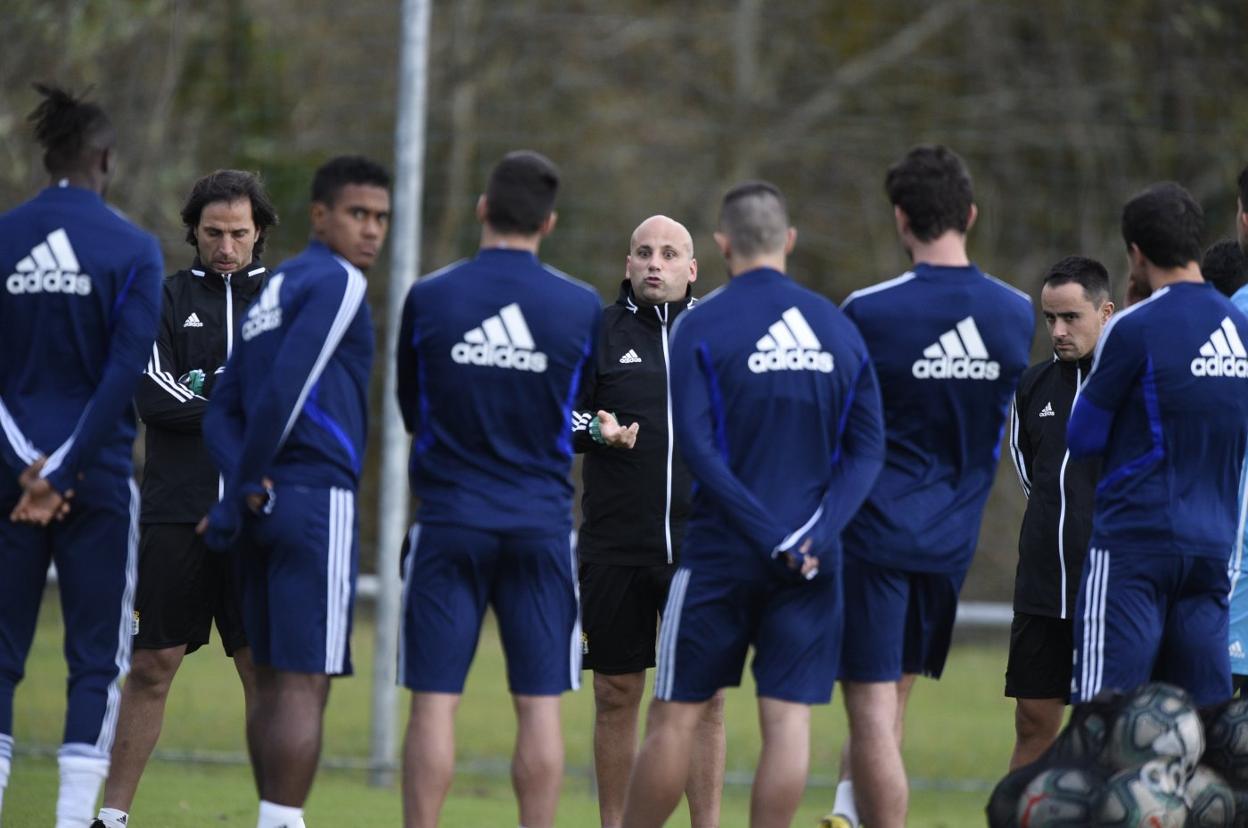 El entrenador azul, Javi Rozada, intentó animar a sus jugadores antes del inicio del entrenamiento. 