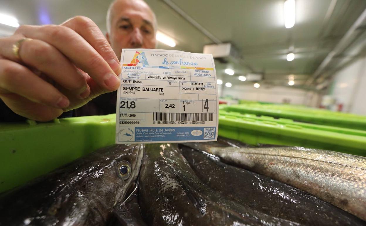 La nueva etiqueta de calidad 'Pescado de Confianza' que ha implantado la rula de Avilés