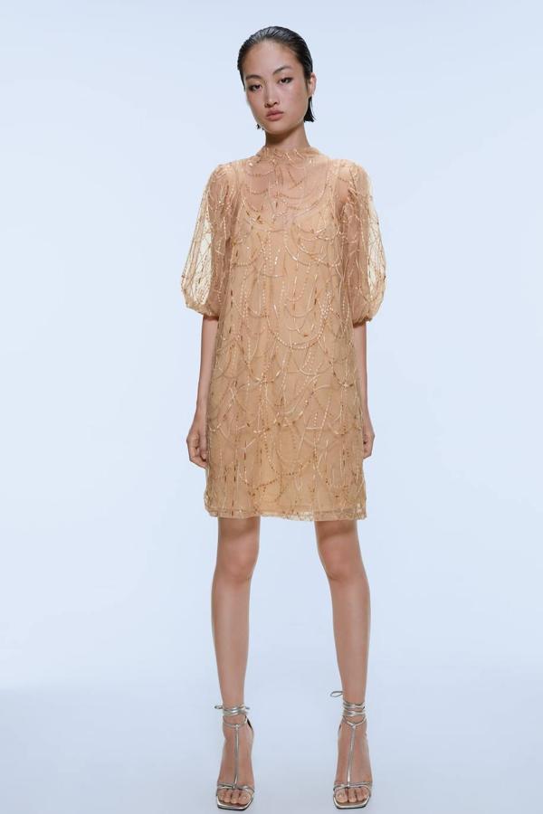 Vestido mini de Zara con lentejuelas en color beige, 39,95 euros.