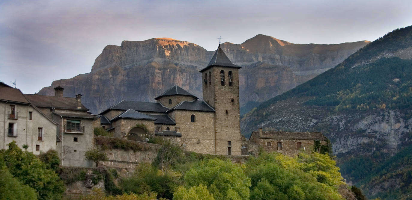 La iglesia de Torla con el Mondaruego de fondo.