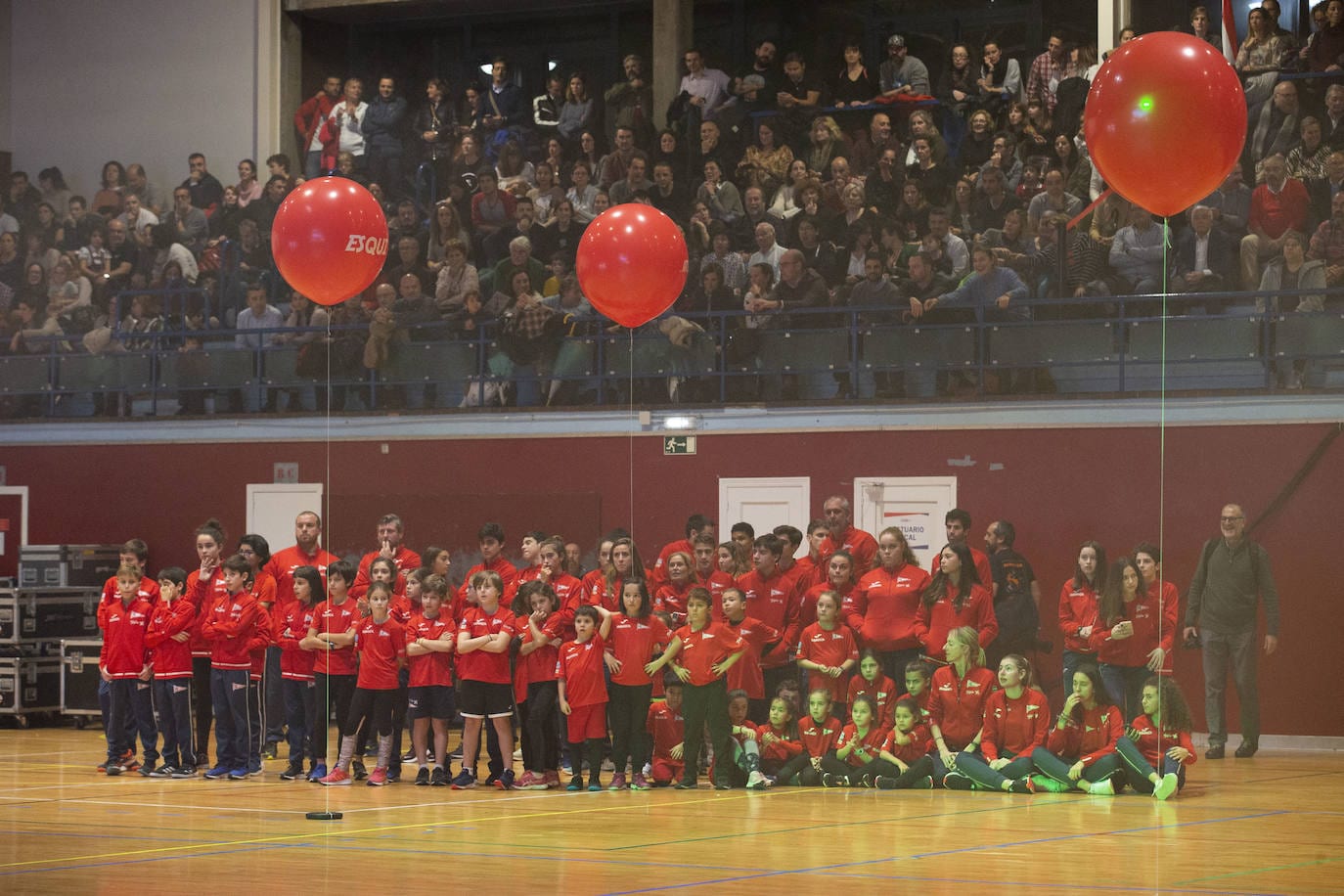 Los más de 2.800 deportistas del Grupo Covadonga han desfilado este jueves durante la presentación de las 28 secciones deportivas, celebrada en el polideportivo Braulio García