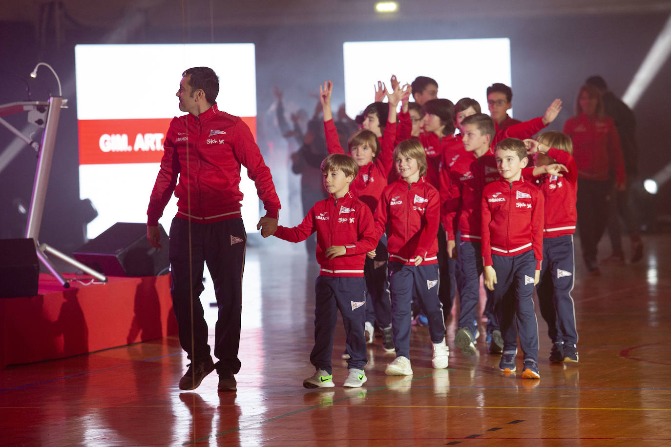 Los más de 2.800 deportistas del Grupo Covadonga han desfilado este jueves durante la presentación de las 28 secciones deportivas, celebrada en el polideportivo Braulio García