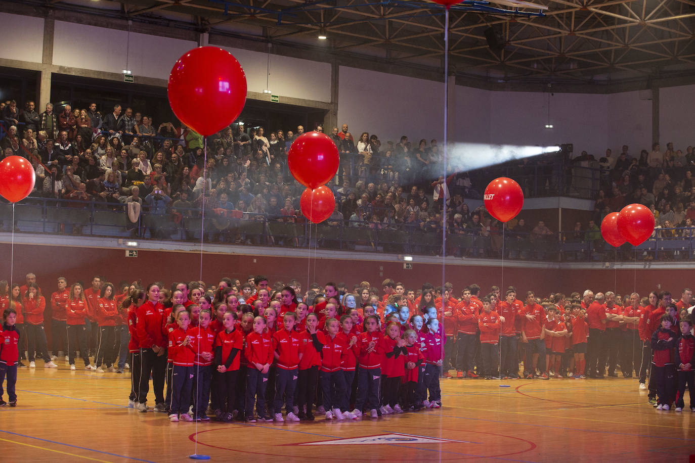 Los más de 2.800 deportistas del Grupo Covadonga han desfilado este jueves durante la presentación de las 28 secciones deportivas, celebrada en el polideportivo Braulio García