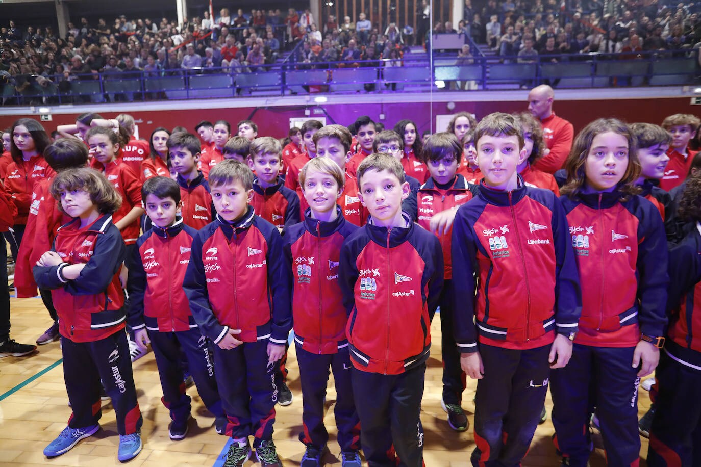 Los más de 2.800 deportistas del Grupo Covadonga han desfilado este jueves durante la presentación de las 28 secciones deportivas, celebrada en el polideportivo Braulio García