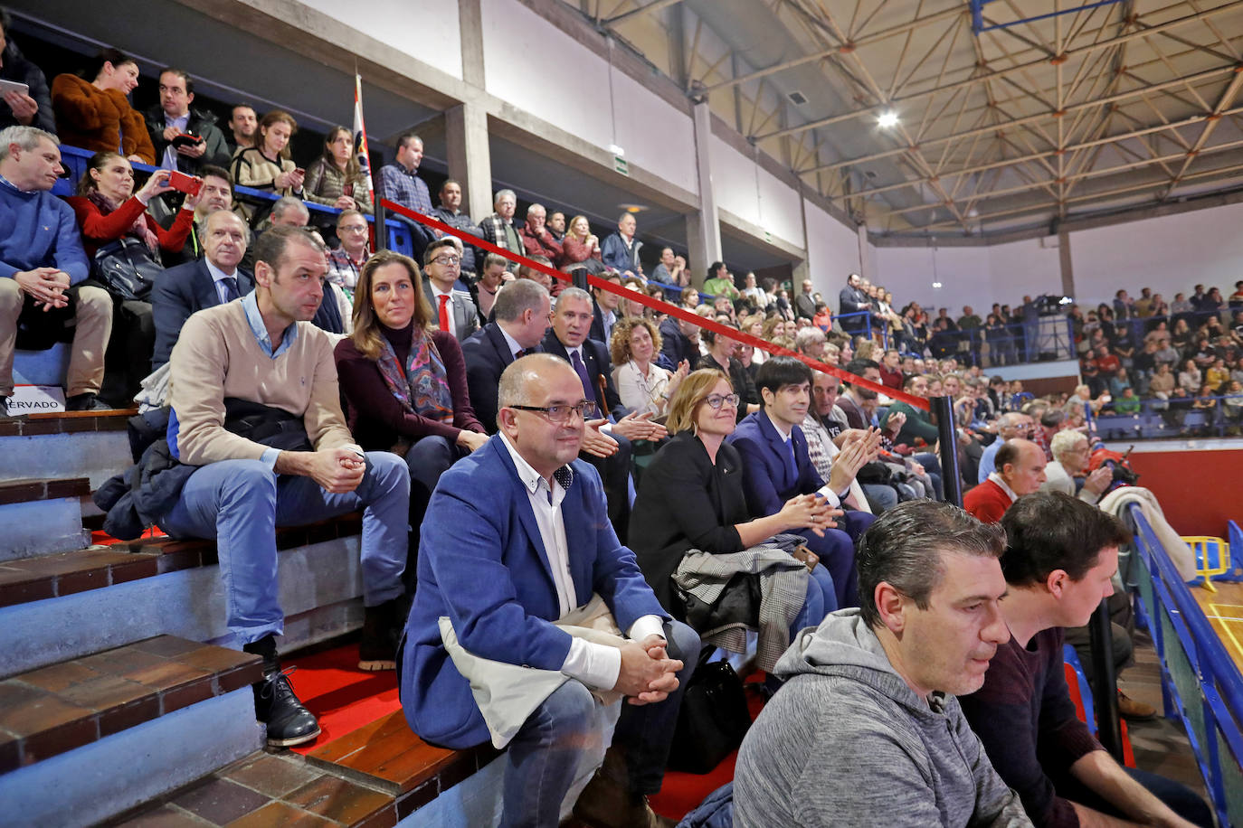 Los más de 2.800 deportistas del Grupo Covadonga han desfilado este jueves durante la presentación de las 28 secciones deportivas, celebrada en el polideportivo Braulio García