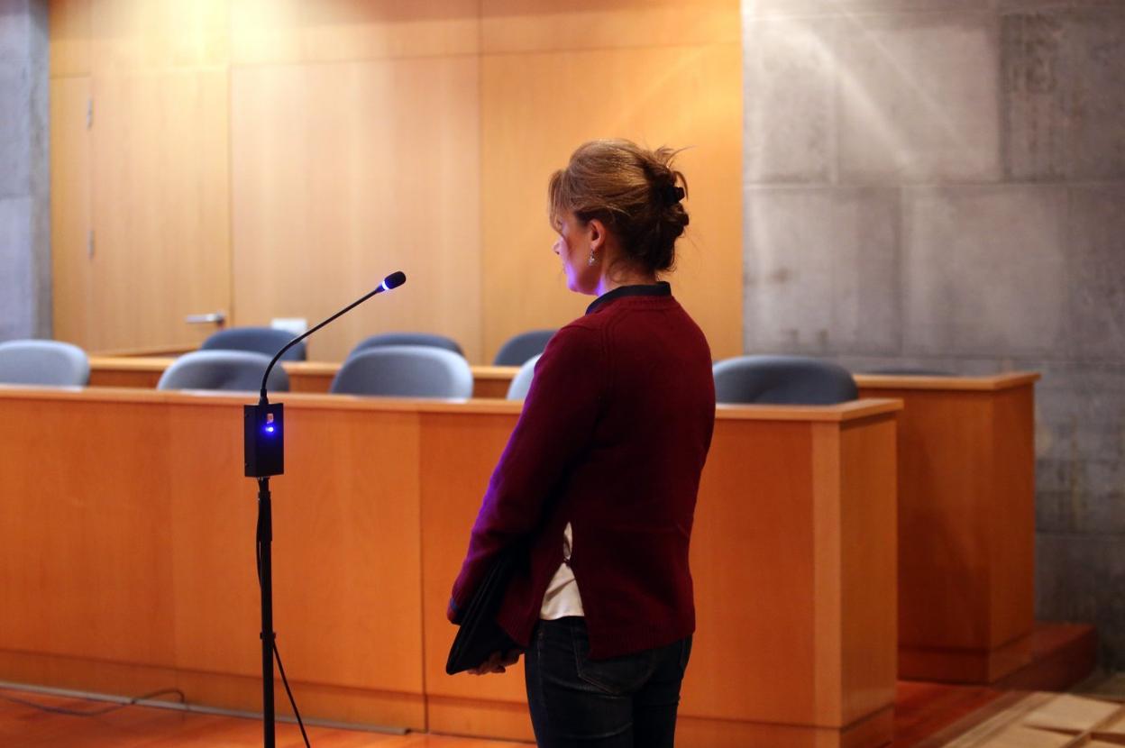 La procesada, en la sala de la Audiencia Provincial de Asturias. 